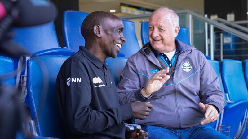 Eliud Kipchoge, bicampeão olímpico, visita a Arena do Grêmio e se encontra com Felipão