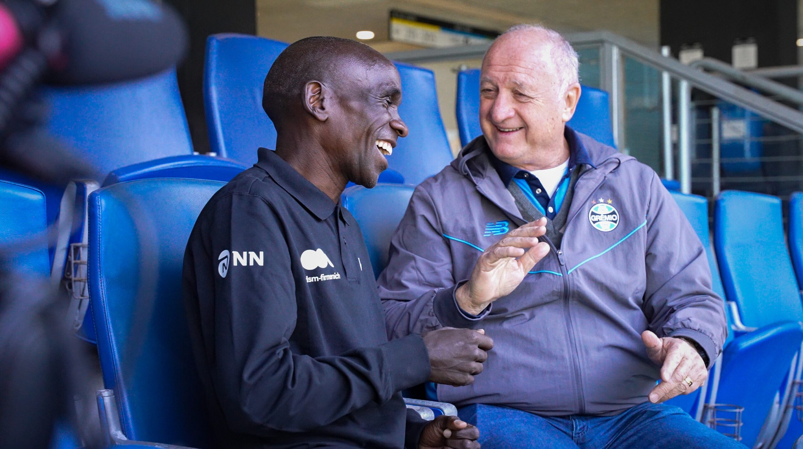 Eliud Kipchoge, bicampeão olímpico, visita a Arena do Grêmio e se encontra com Felipão