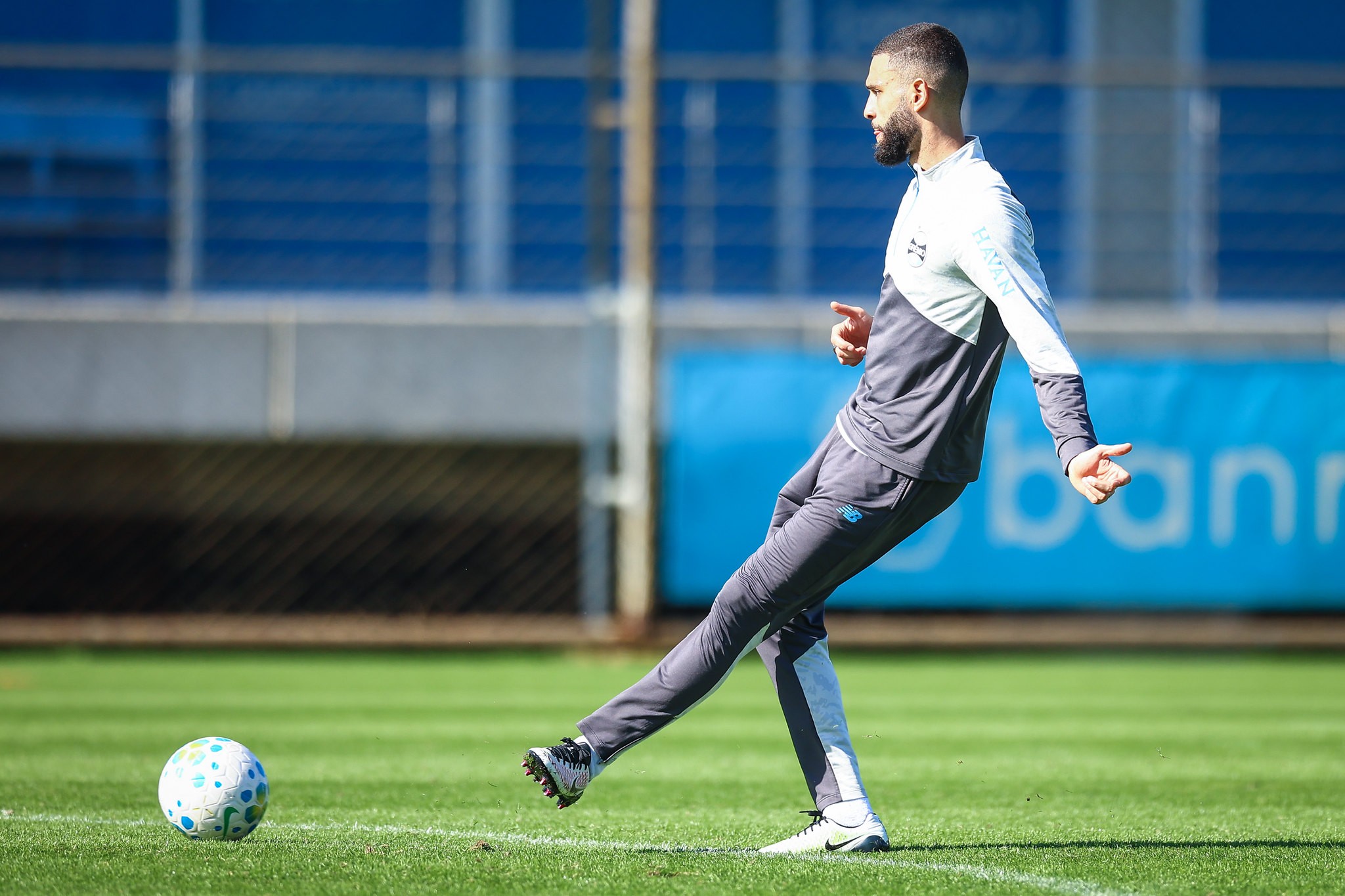 Grêmio mantém negociação com Vitória por Wagner Leonardo