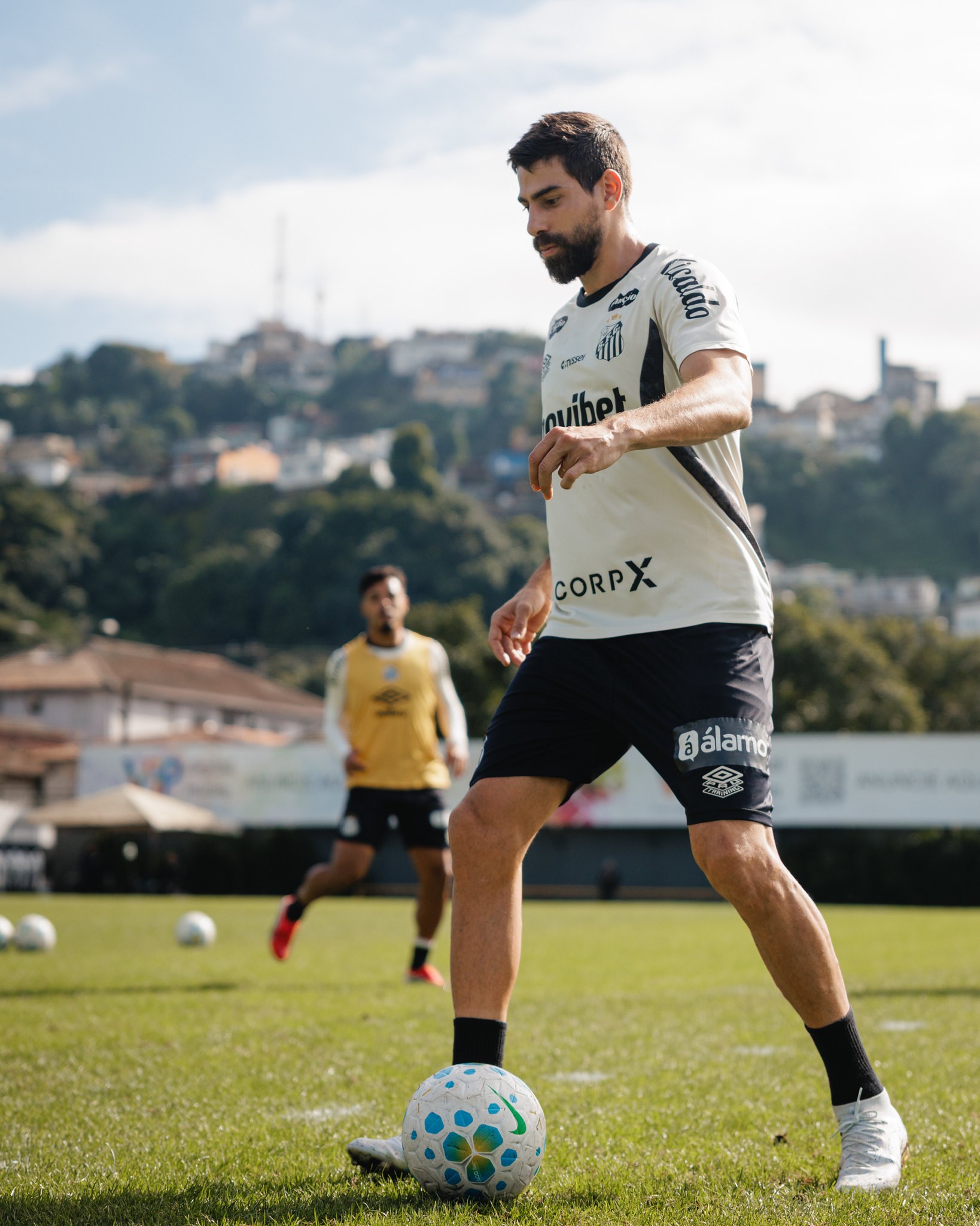 Luan Peres analisa preparação do Santos para sequência da temporada: “Treinos bem intensos”