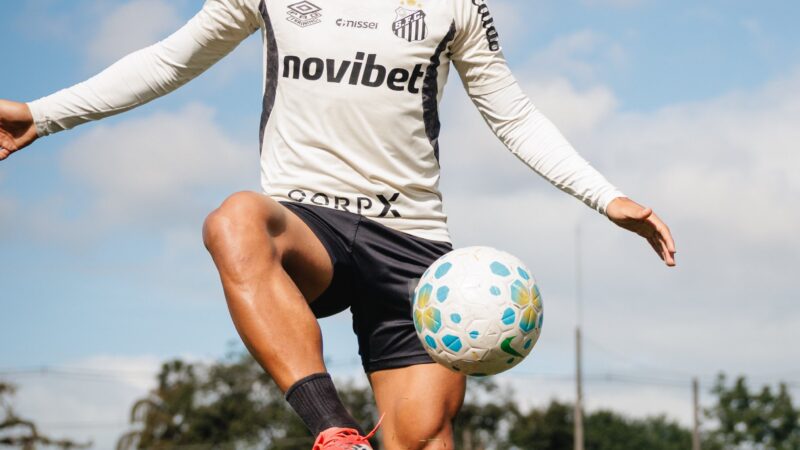 Gabriel Menino assume nova função no Santos e mira volta à Seleção: “Agora na lateral direita”