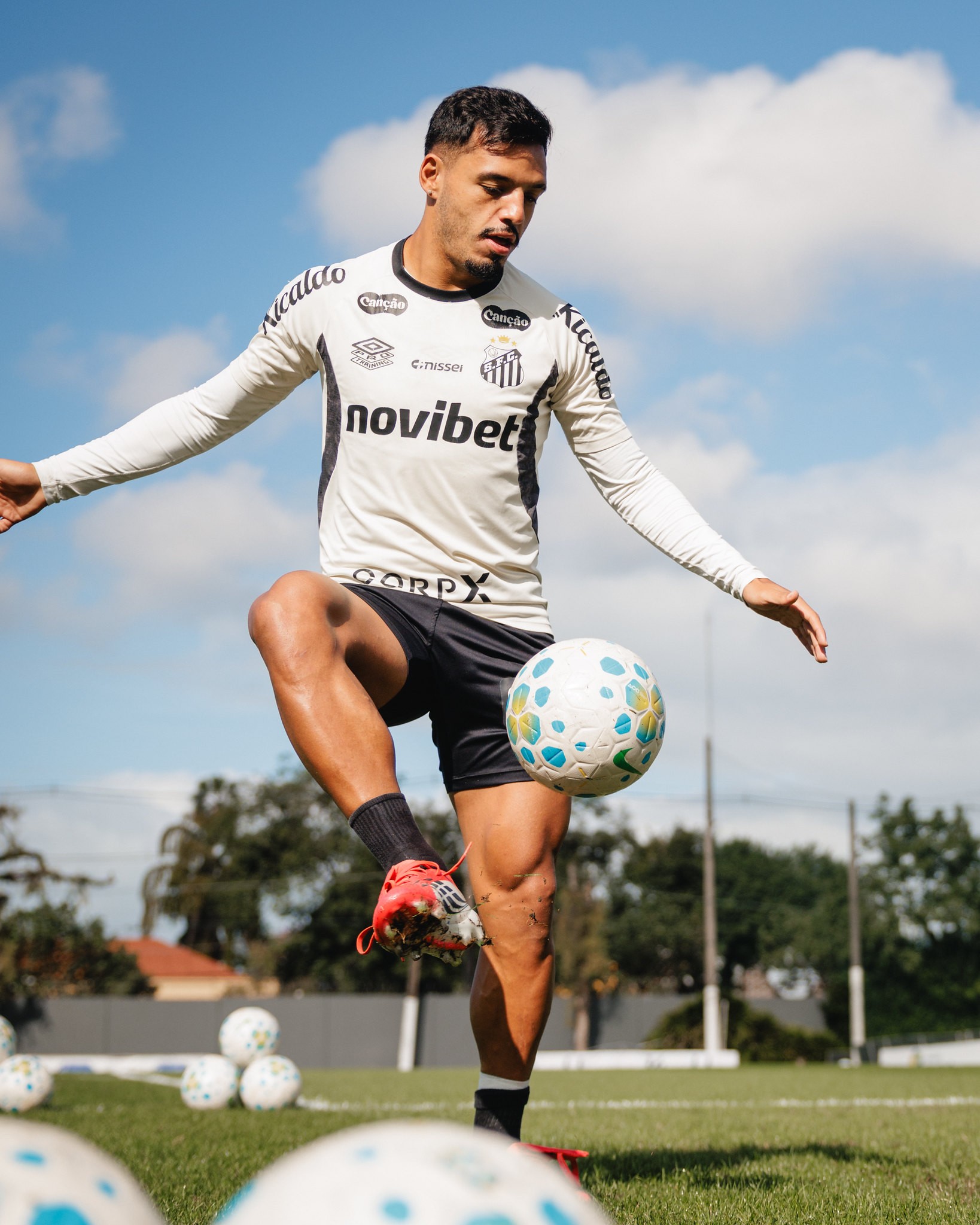 Gabriel Menino assume nova função no Santos e mira volta à Seleção: “Agora na lateral direita”