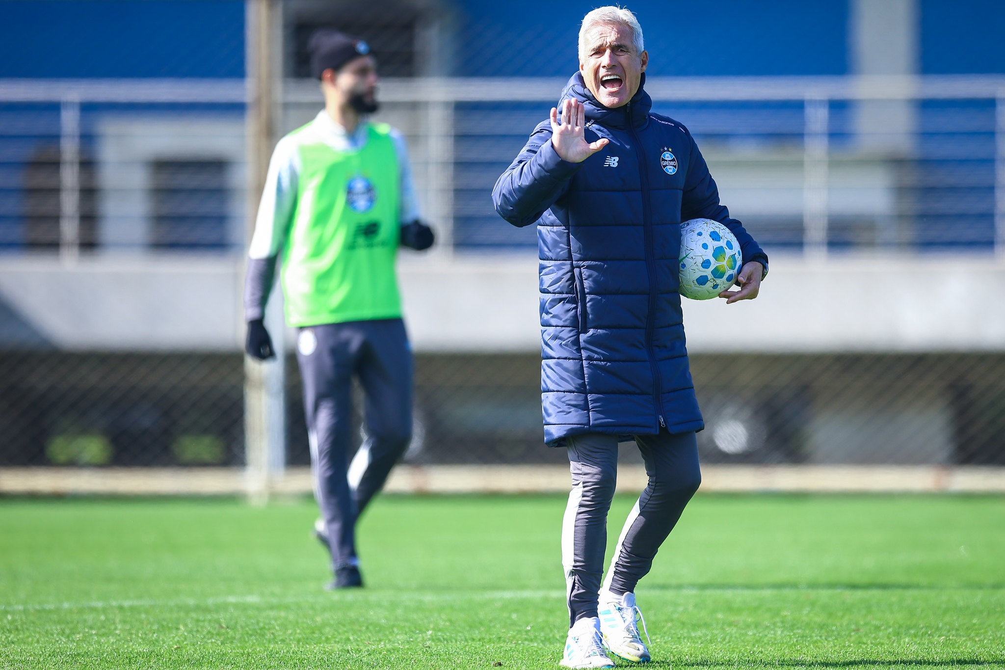 Luís Castro tem definições a fazer no Grêmio para o retorno do Brasileirão; veja posições