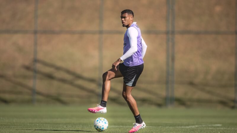 Zagueiro supera início conturbado, celebra permanência no Atlético-MG e diz: “Encontrei felicidade”