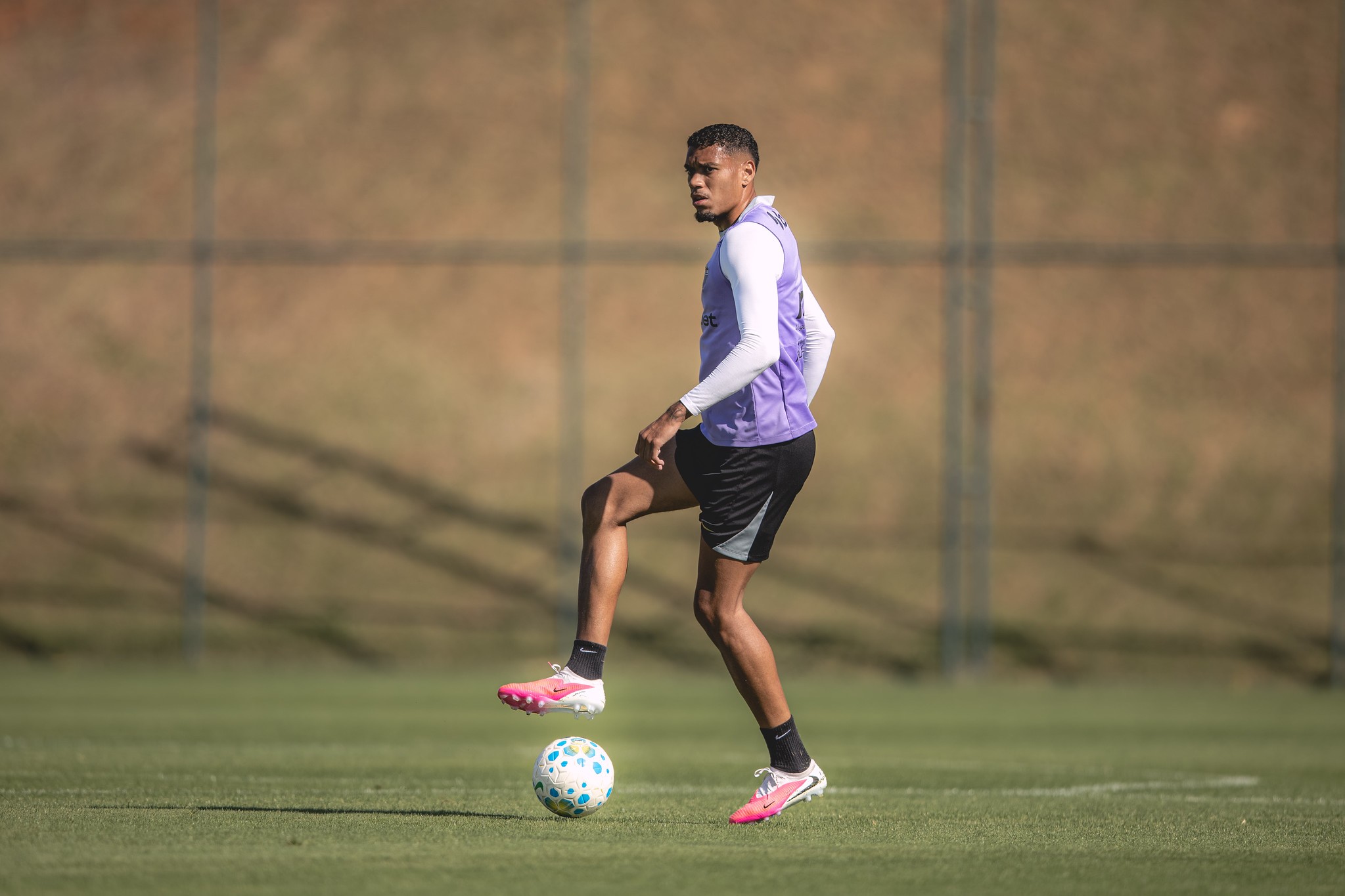 Zagueiro supera início conturbado, celebra permanência no Atlético-MG e diz: “Encontrei felicidade”