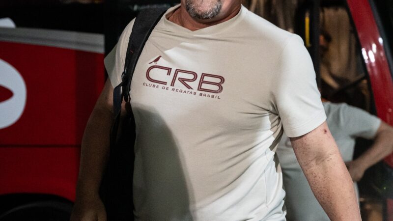 Técnico Fábio Matias avalia o elenco antes de o CRB voltar ao mercado