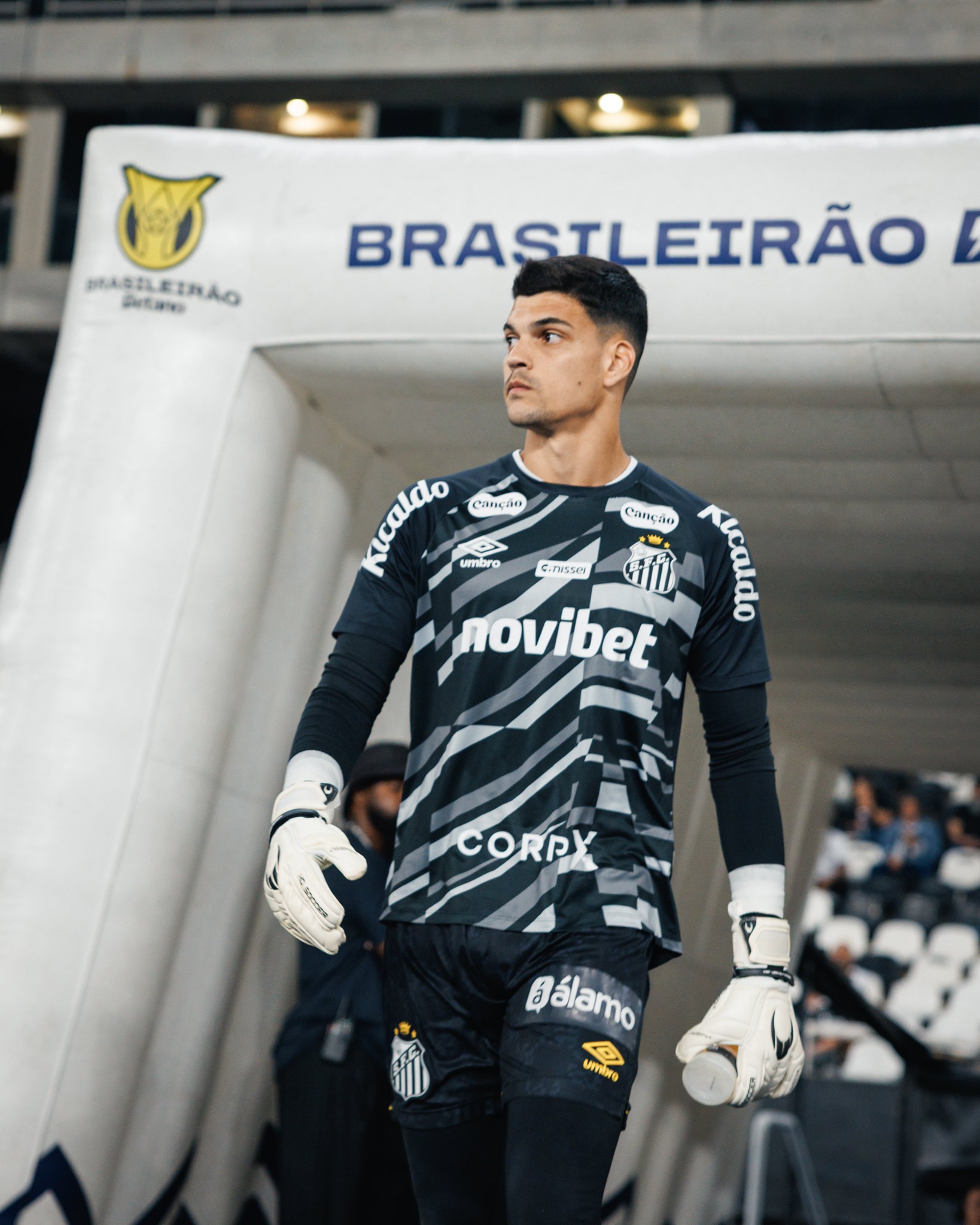 Gabriel Brazão defende saída do gol e lamenta derrota do Santos: “É um pecado pelo jogo que fizemos”