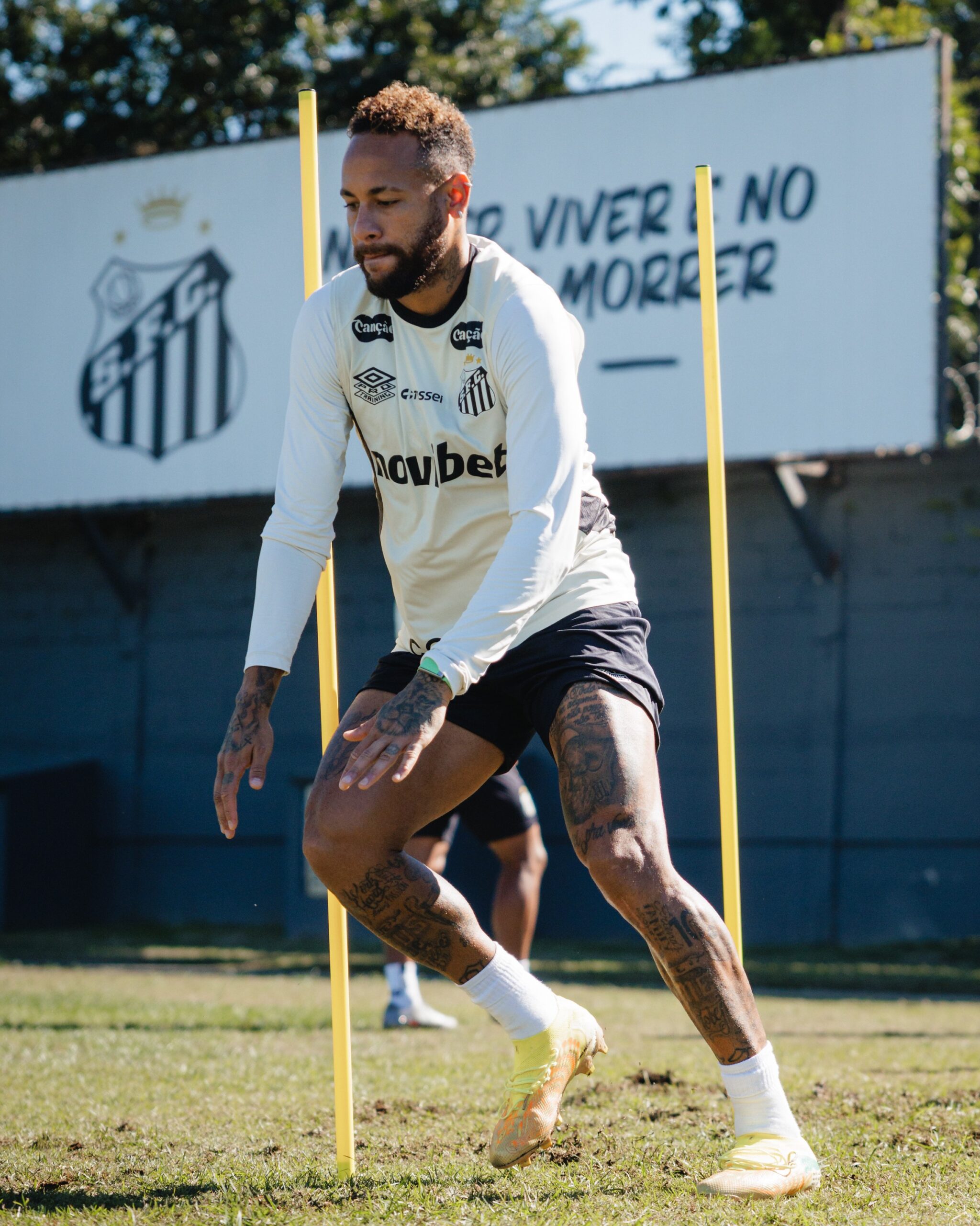 Neymar mantém programação de treinos e deve reestrear pelo Santos no fim de semana