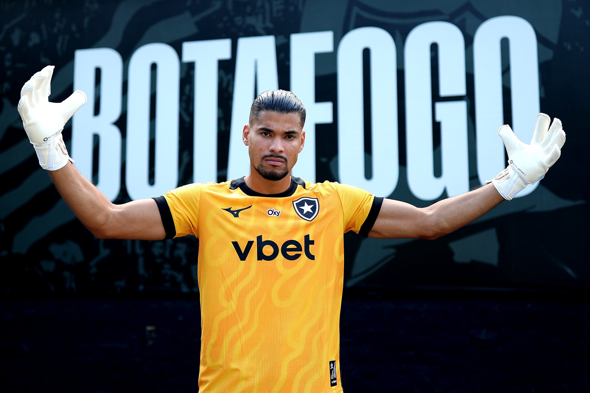 “Meu coração queima por isso”: saiba por que Warleson, do Botafogo, quer se provar como goleiro no Brasil