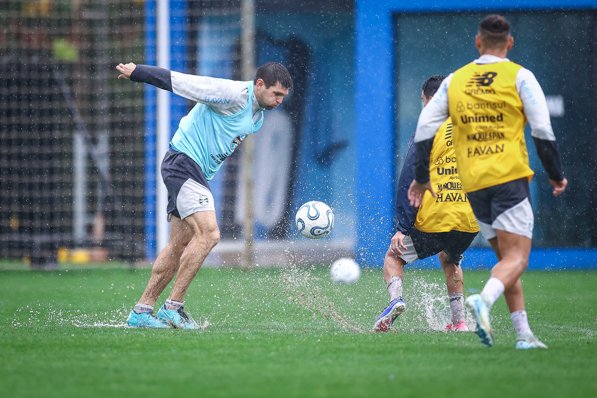 Saiba como está a busca do Grêmio por zagueiro para substituir Viery