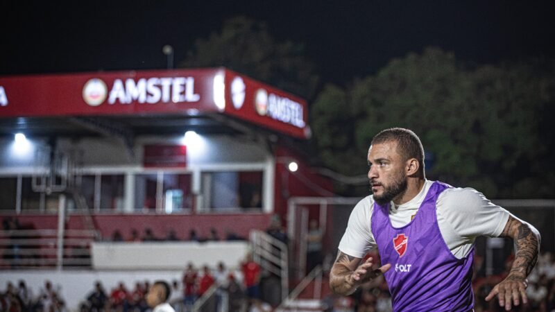 André Luís celebra primeiro turno do Vila e se coloca à disposição para atuar em qualquer posição