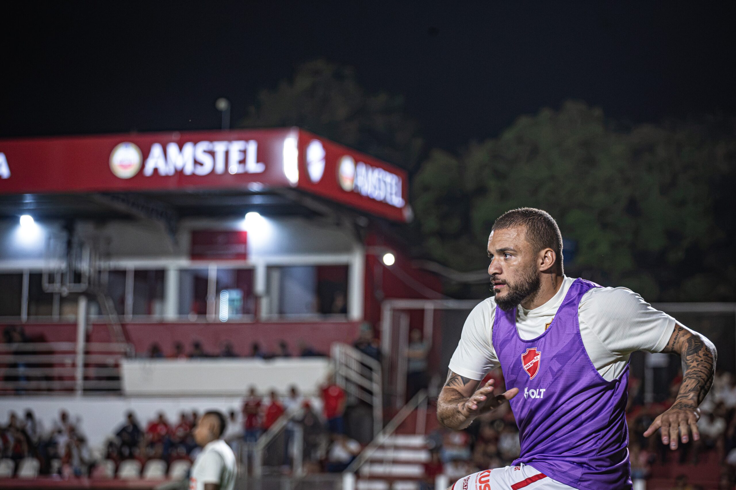 André Luís celebra primeiro turno do Vila e se coloca à disposição para atuar em qualquer posição