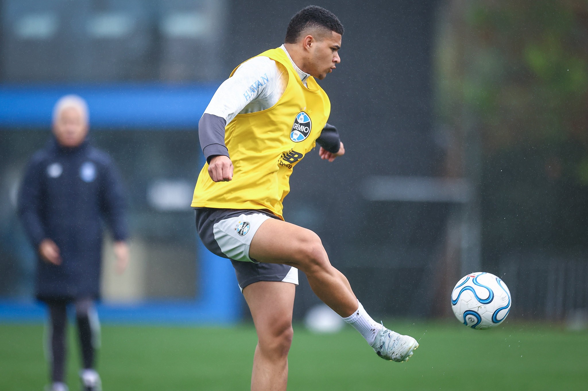 Luís Castro testa time misto do Grêmio antes de partida contra o Bolívar
