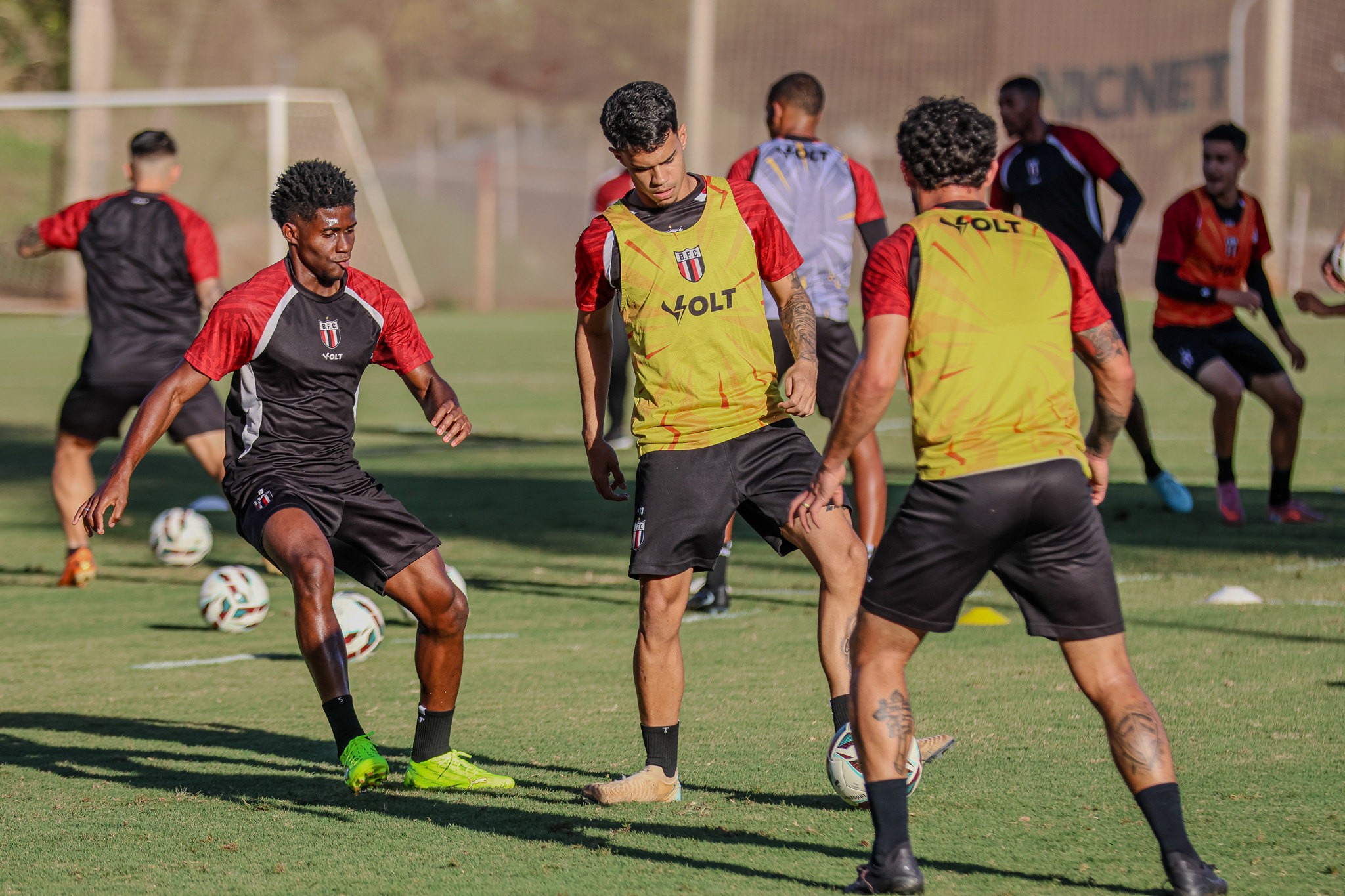 Botafogo-SP aposta na base e dupla ganha espaço no elenco
