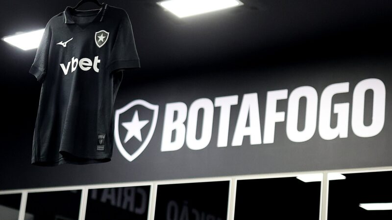 Após pacotão de reforços no início da janela, Botafogo busca contratação de mais um zagueiro