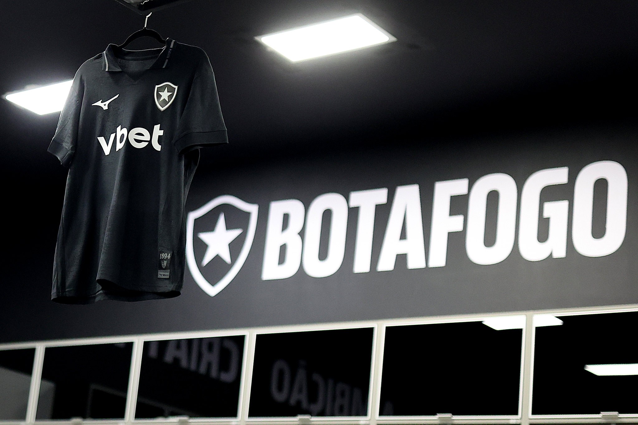 Após pacotão de reforços no início da janela, Botafogo busca contratação de mais um zagueiro