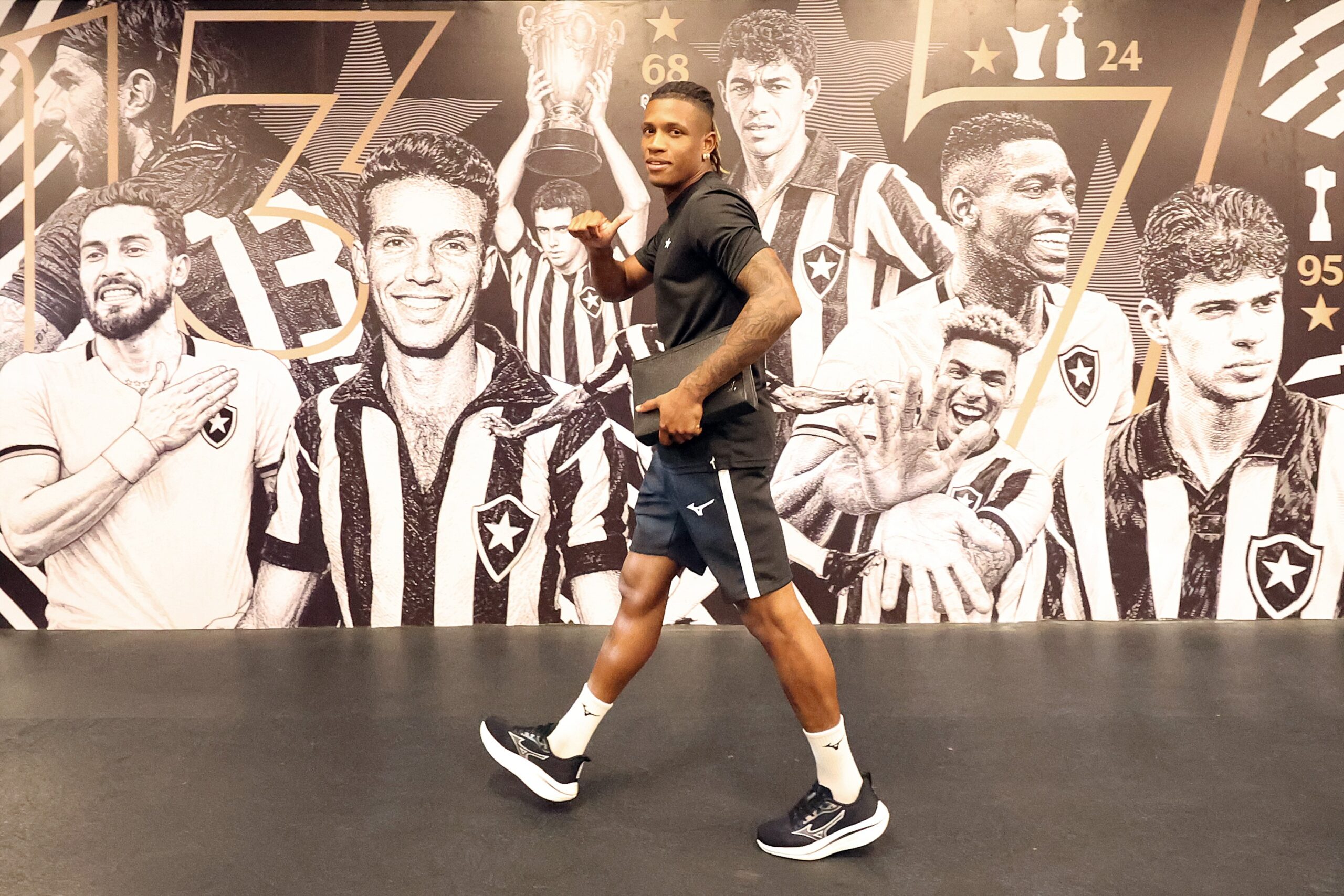Interesse do Botafogo em trocar Danilo por Luiz Henrique aumenta desgaste entre clube e volante
