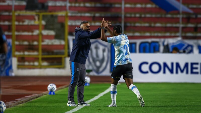 Auxiliar do Grêmio valoriza atitude apesar de derrota na Sul-Americana: “Cumprimos o plano”