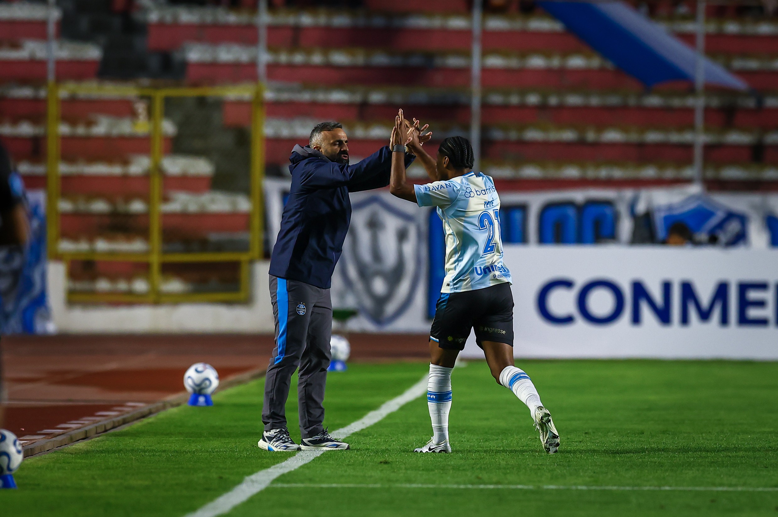 Auxiliar do Grêmio valoriza atitude apesar de derrota na Sul-Americana: “Cumprimos o plano”