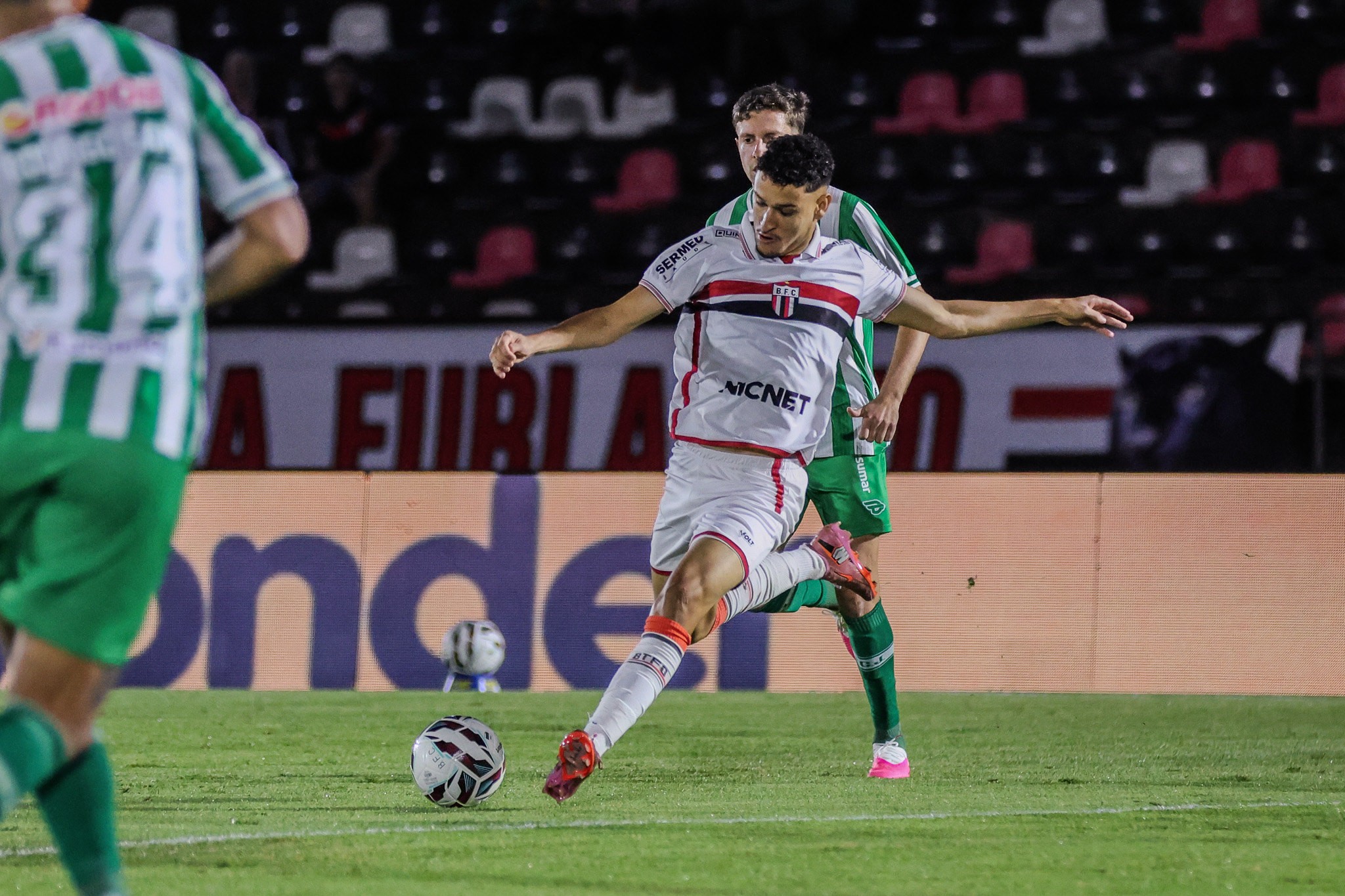 Wesley desencanta com dois gols pelo Botafogo-SP e Tencati destaca amadurecimento