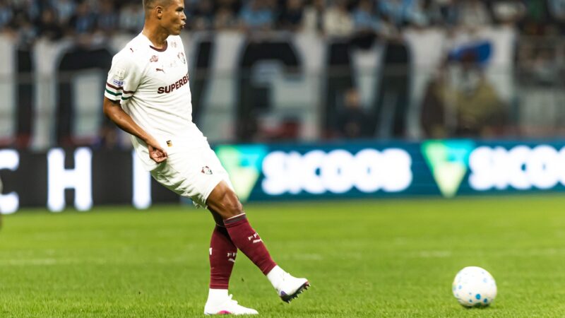 Thiago Silva volta ao Fluminense, atua os 90 minutos e recebe elogios, mas defesa sofre de novo