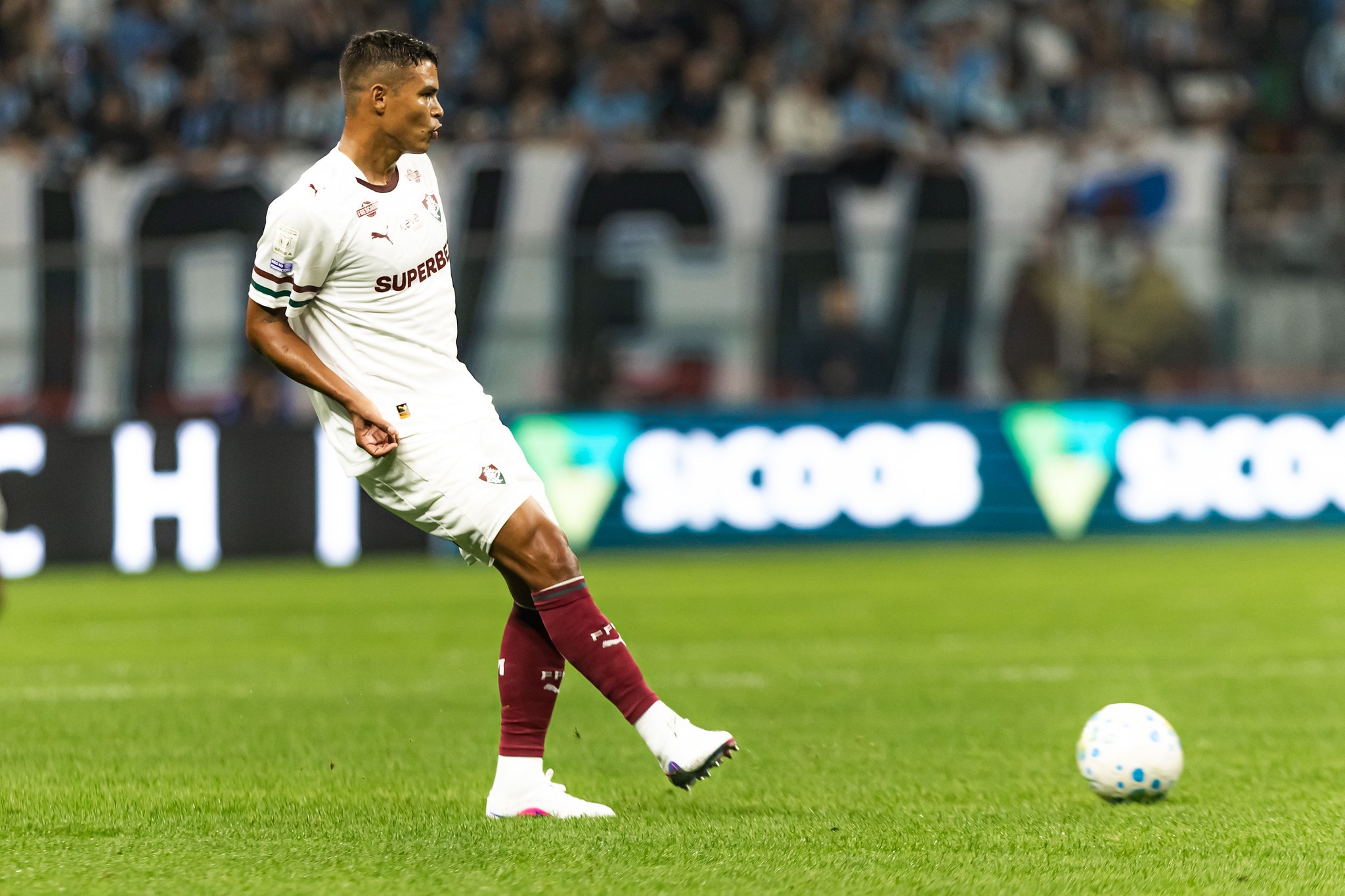 Thiago Silva volta ao Fluminense, atua os 90 minutos e recebe elogios, mas defesa sofre de novo