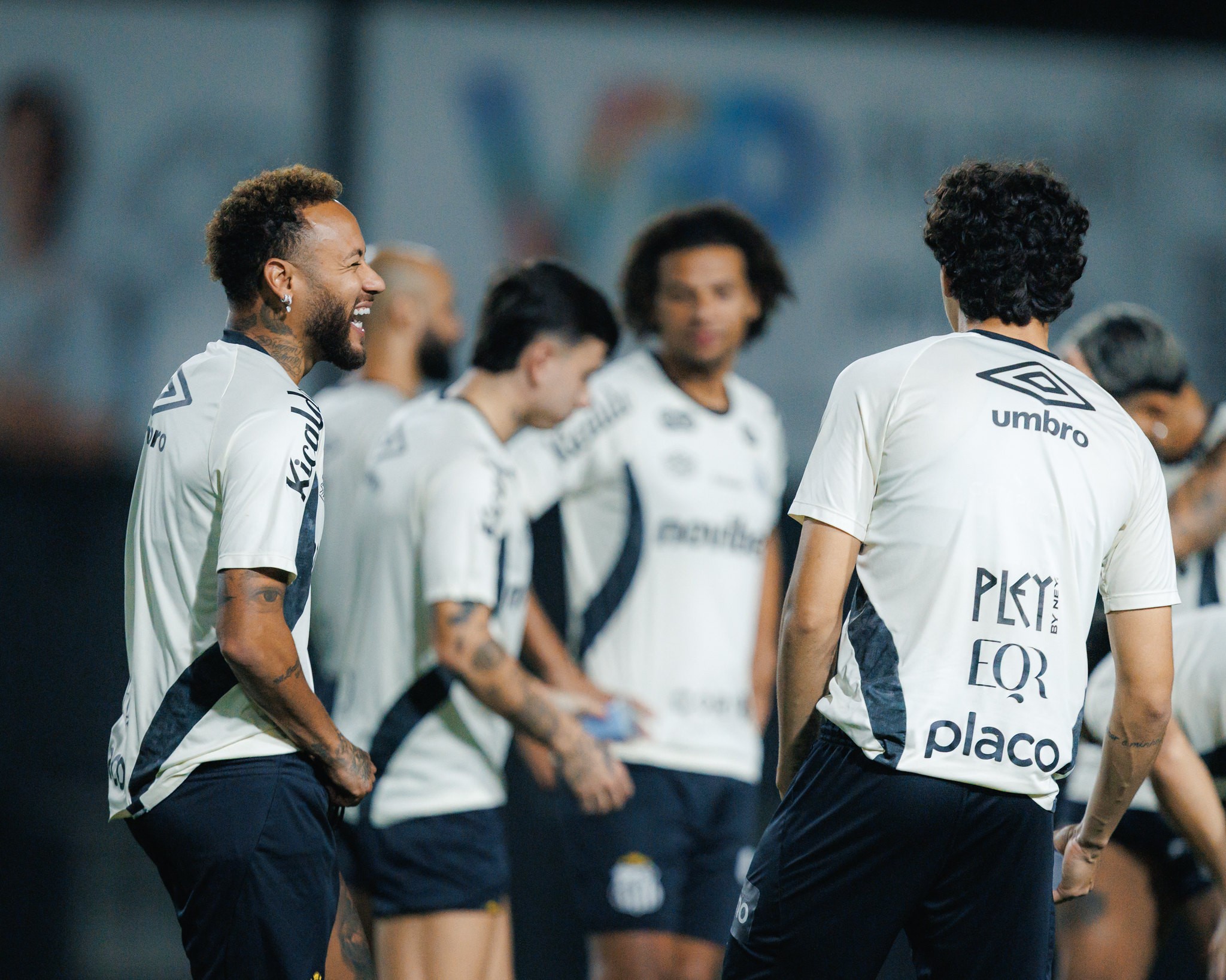 Com pai no CT, Neymar se reapresenta e treina na véspera de jogo do Santos na Sul-Americana