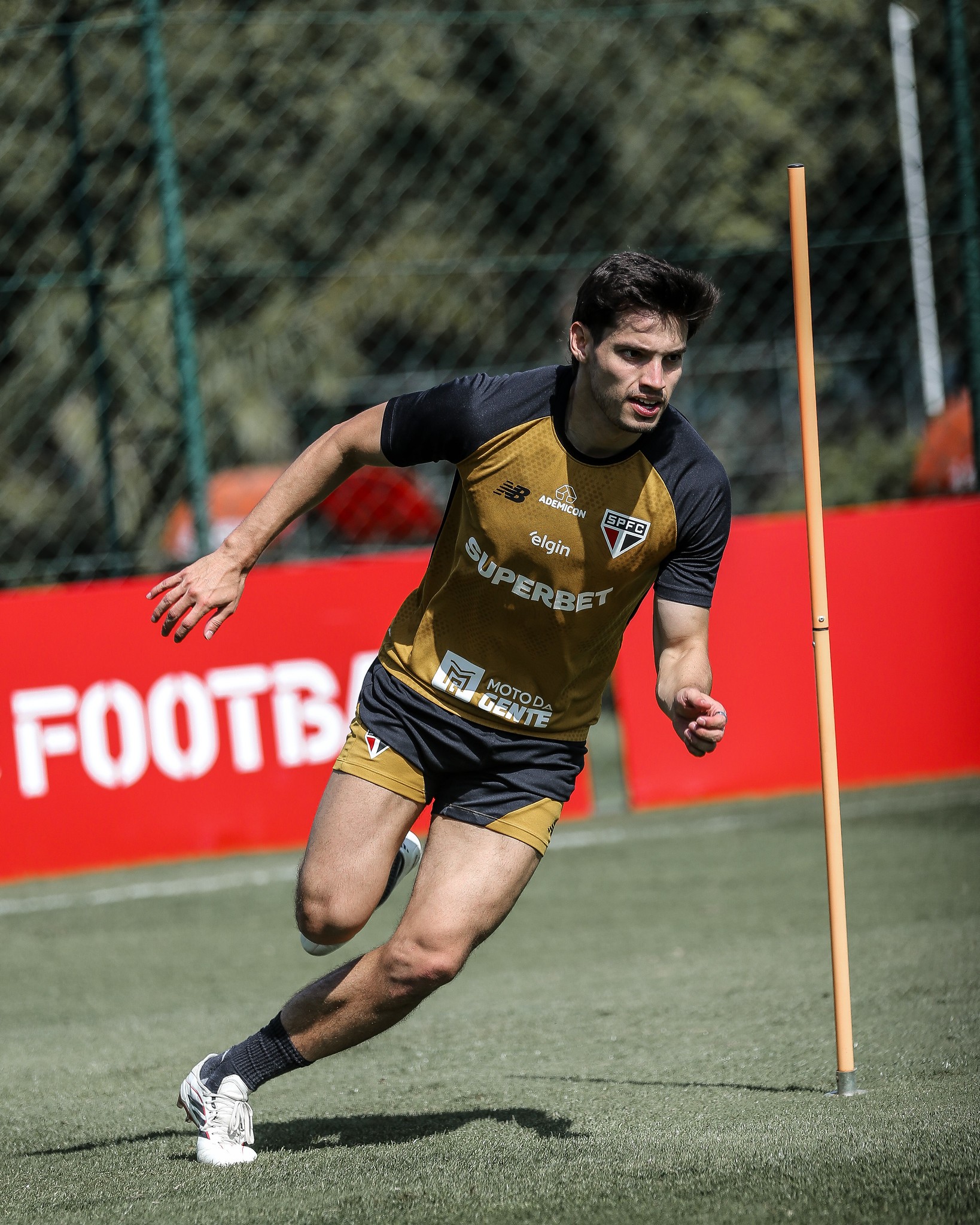 Bobadilla volta a treinar depois de desfalcar o São Paulo contra o Flamengo