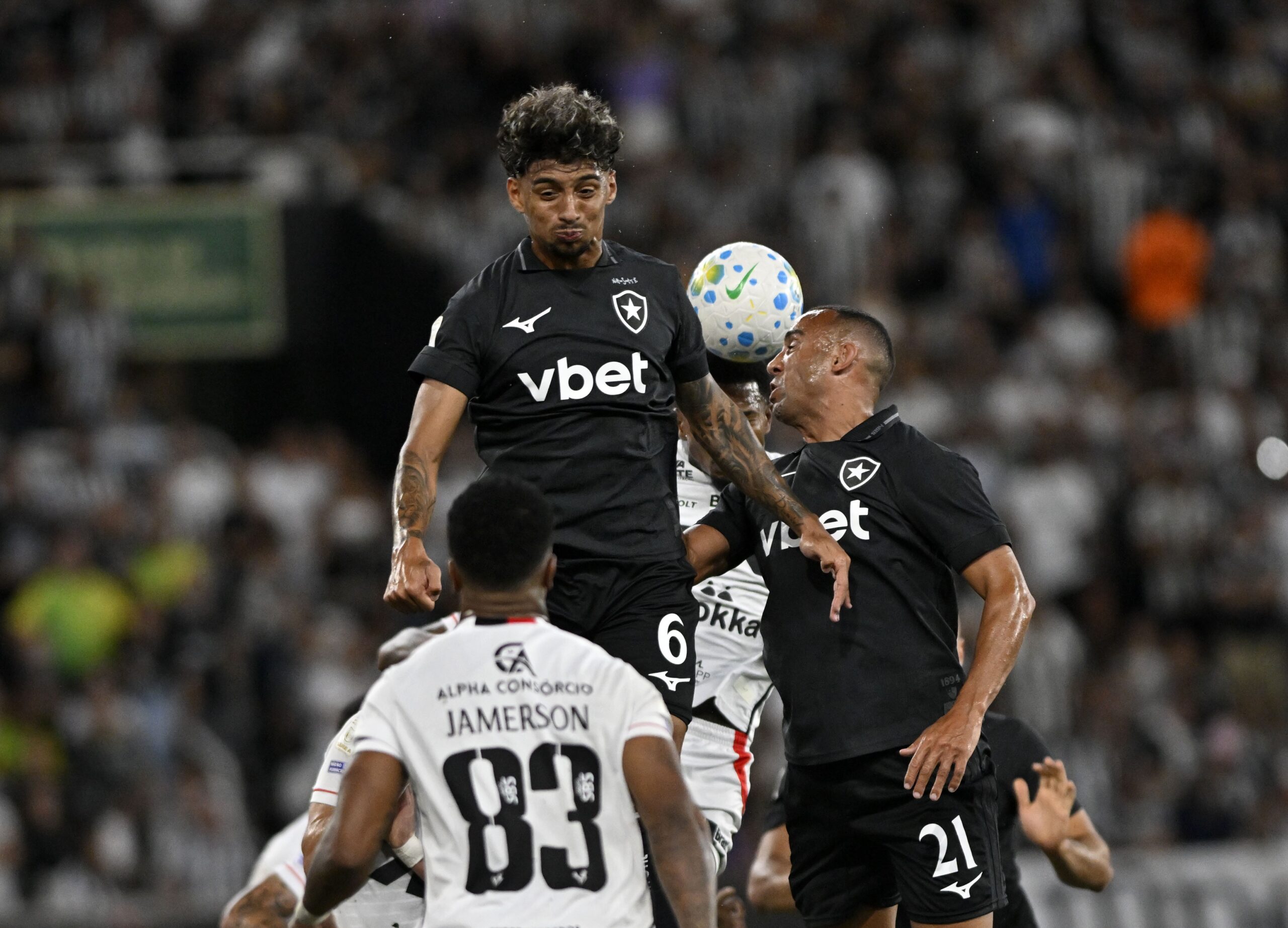 Gringos do Botafogo encontram rede de apoio com “guia” privado e grupo com lideranças