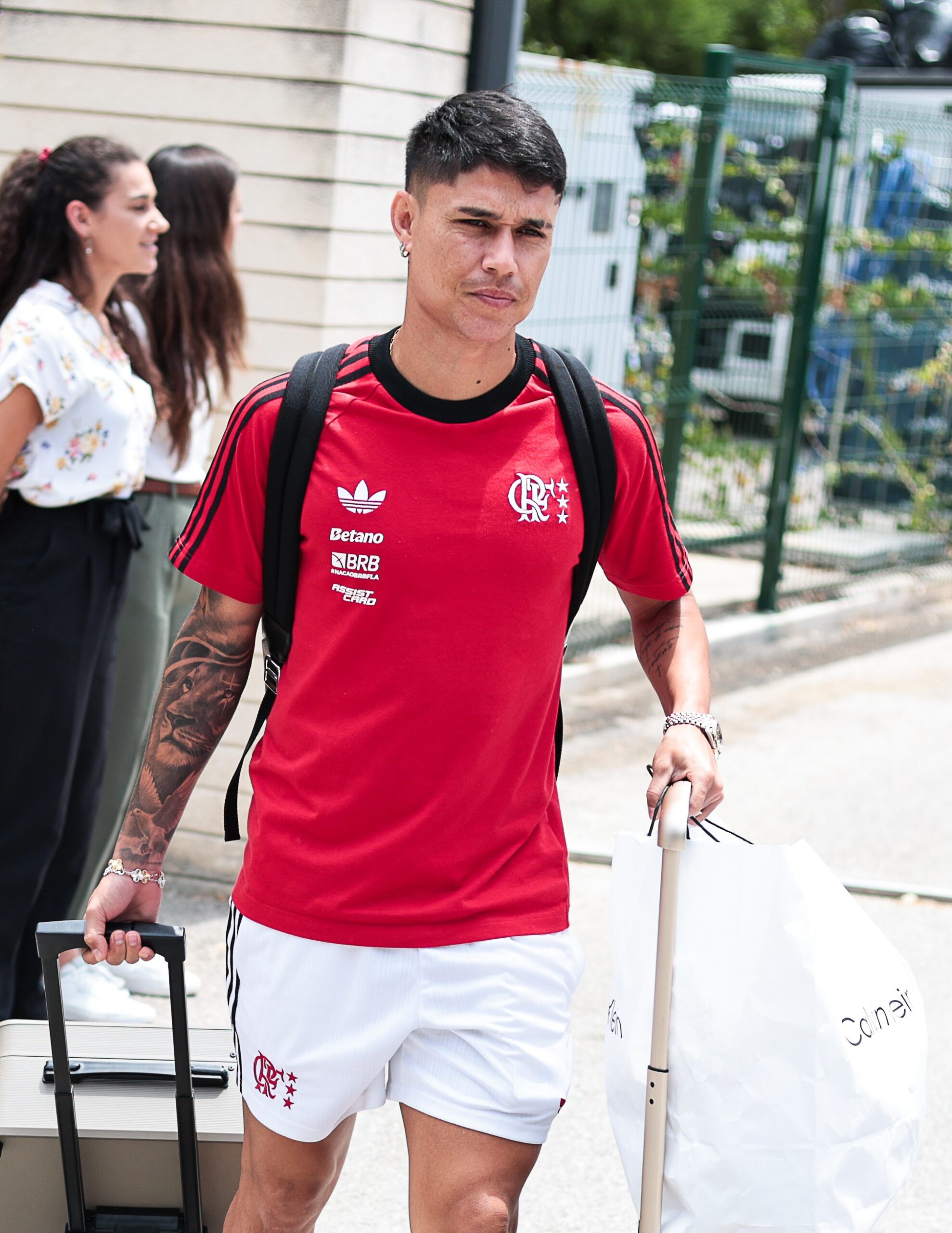 Luiz Araújo garante que não pensa em deixar o Flamengo: “Meu desejo é permanecer”