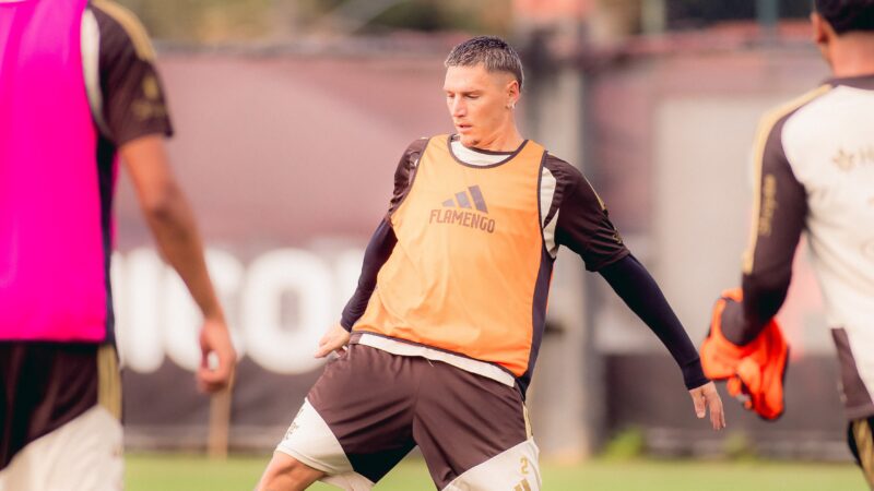 Varela e De la Cruz treinam em campo e podem reforçar o Flamengo contra o Olimpia