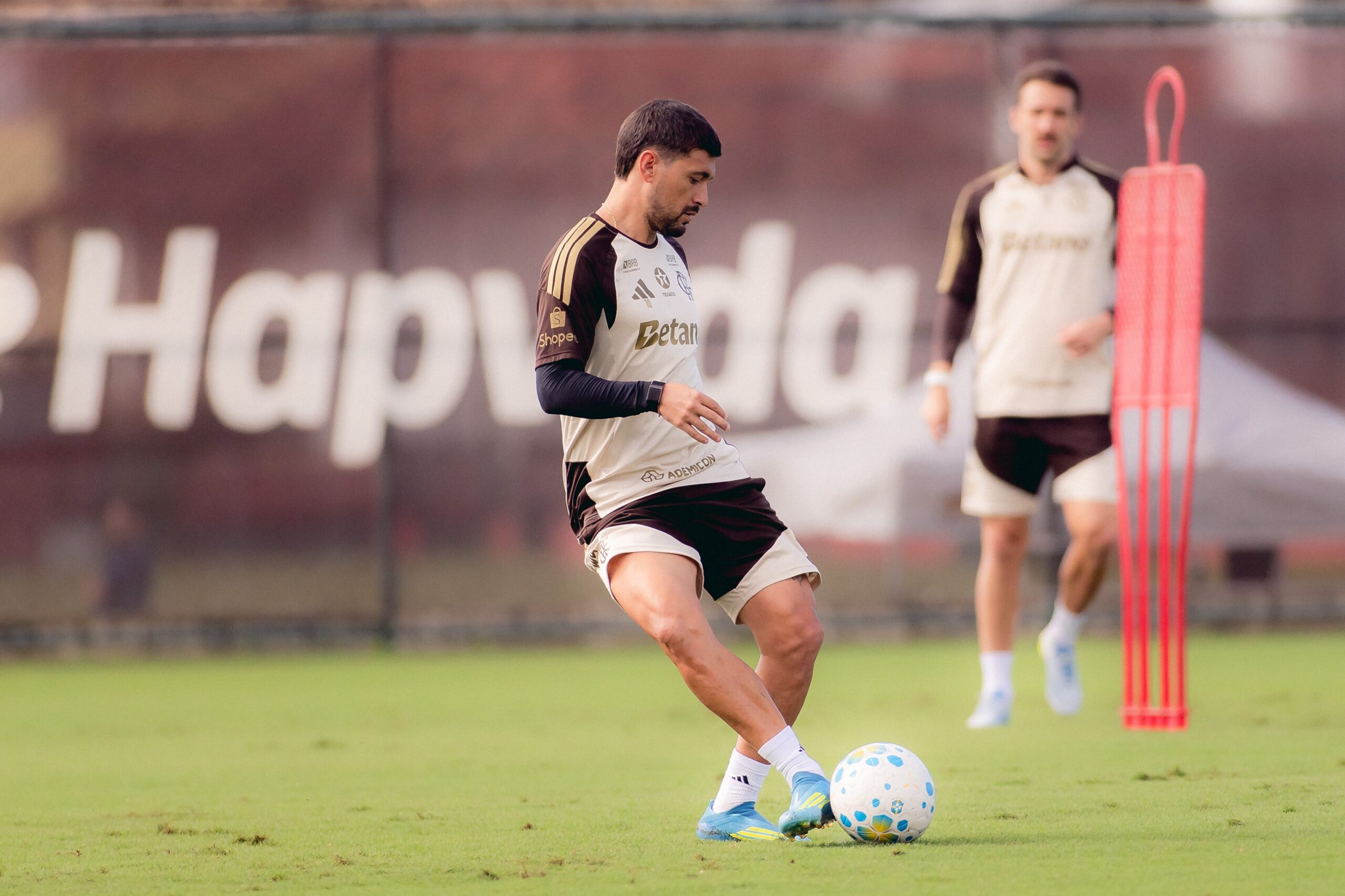 Flamengo viaja com Arrascaeta para enfrentar a Chapecoense; veja relacionados