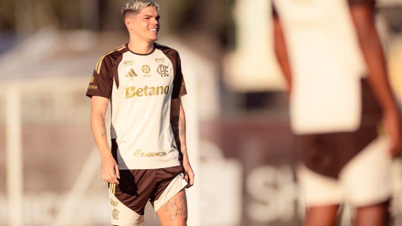 Escalação do Flamengo: Ayrton Lucas deve ser novidade no time contra o Olimpia