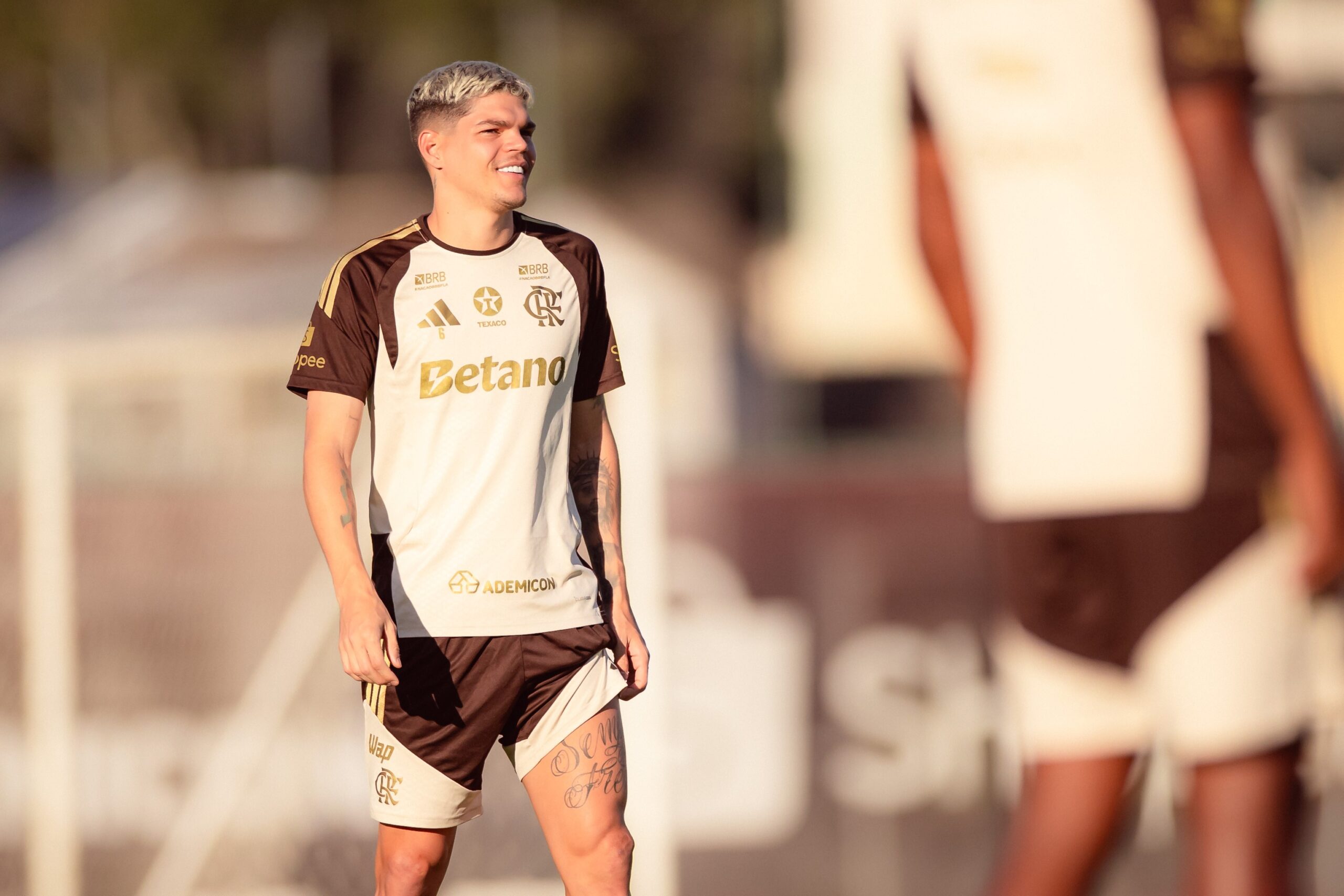 Escalação do Flamengo: Ayrton Lucas deve ser novidade no time contra o Olimpia