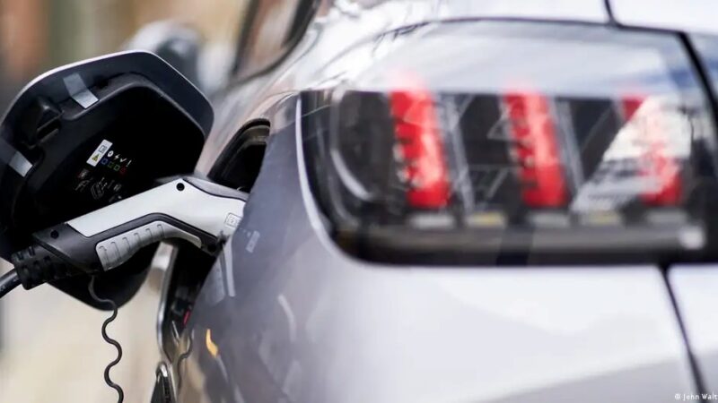 Incêndios, mineração e poluição: as críticas às baterias dos carros elétricos fazem sentido?