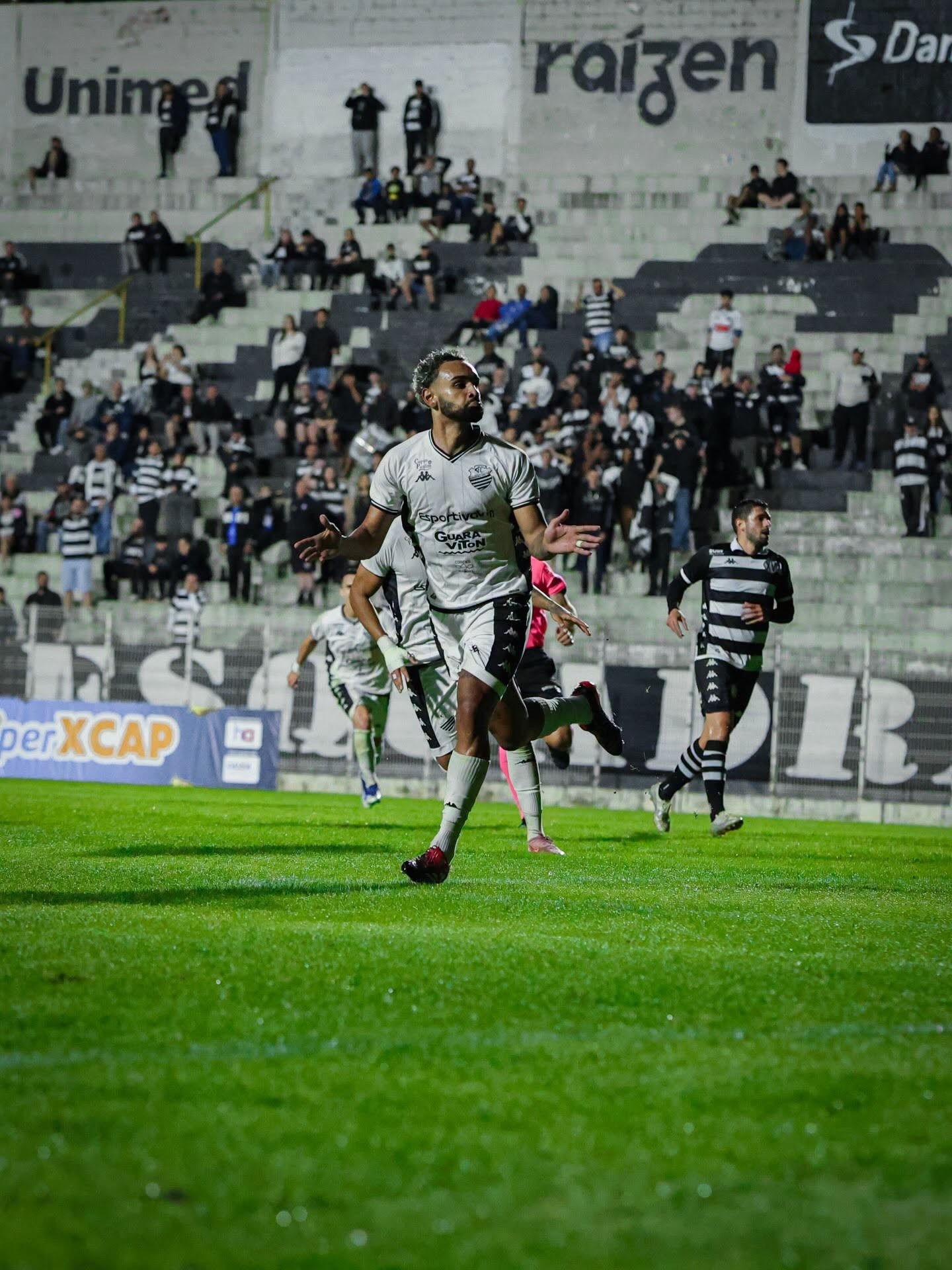 Atacante deixa rivais no chão e dribla goleiro em golaço no interior de SP; vídeo