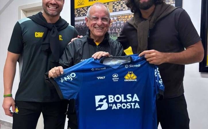 Alisson assiste a jogo da Série B no Heriberto Hülse e ganha camisa do Criciúma