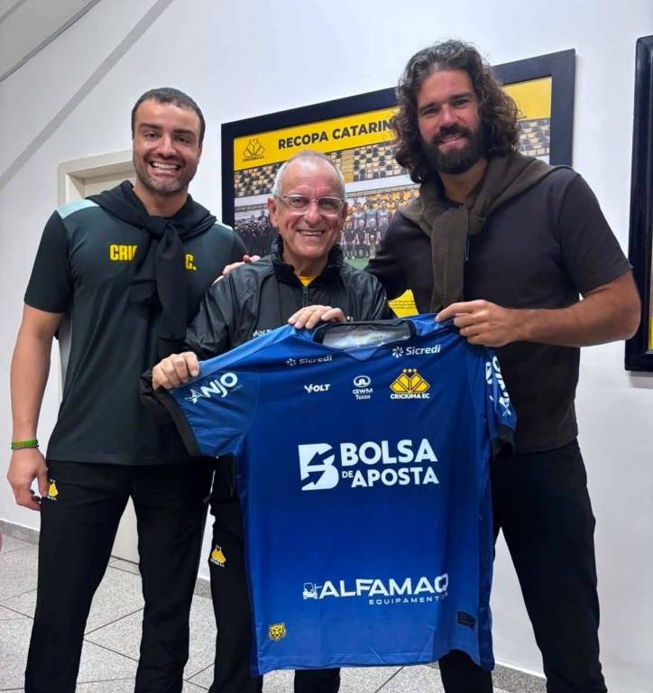 Alisson assiste a jogo da Série B no Heriberto Hülse e ganha camisa do Criciúma