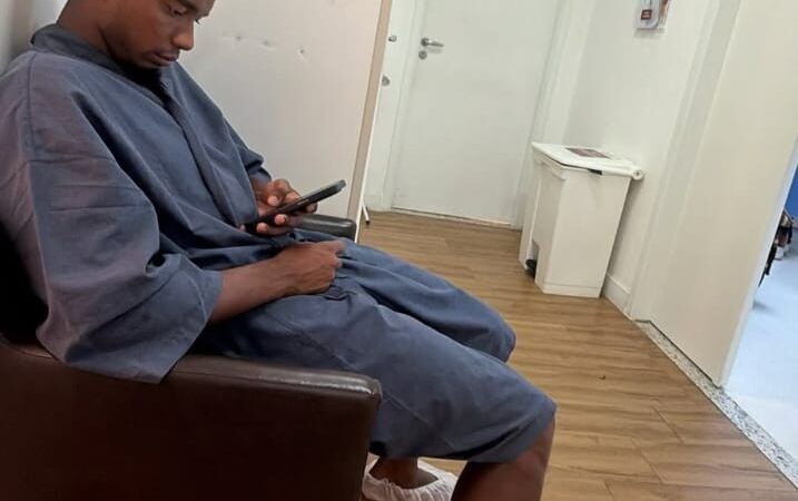 Esposa de Thiago Mendes publica foto de volante do Vasco em exames médicos: “Caiu no buraco no campo”