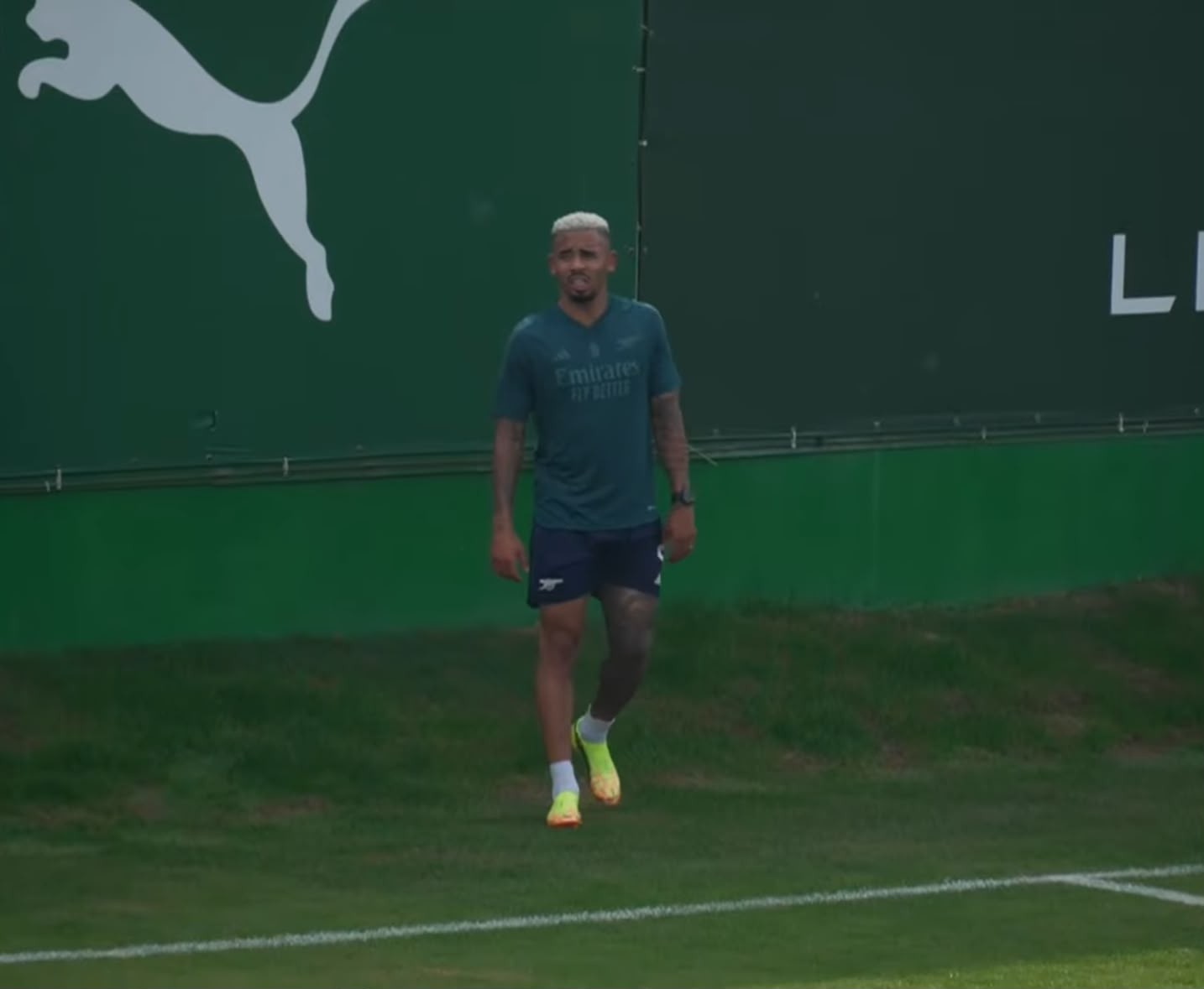 De férias, Gabriel Jesus treina na Academia de Futebol do Palmeiras
