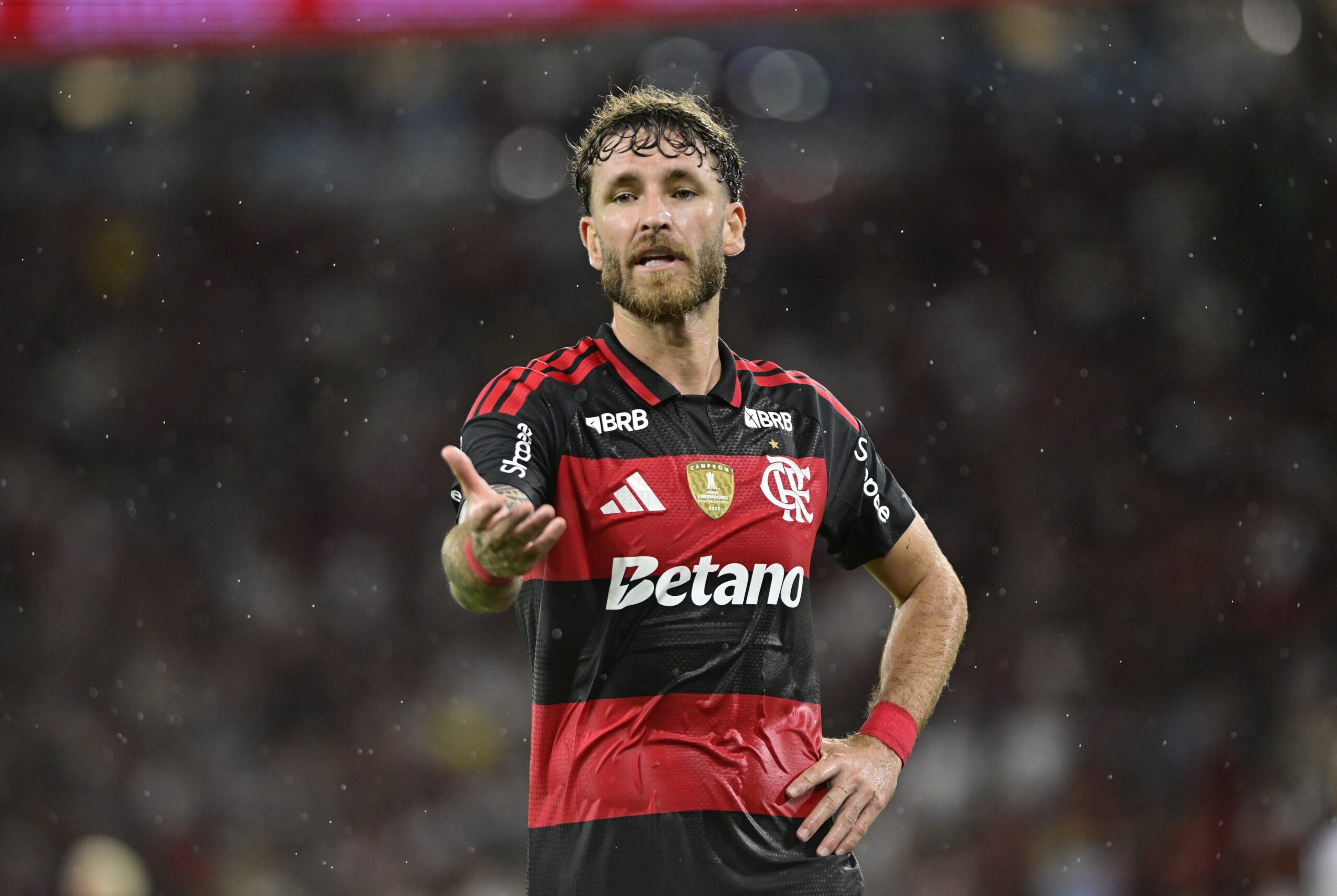 Besiktas faz contato com Flamengo e mostra interesse por Léo Pereira