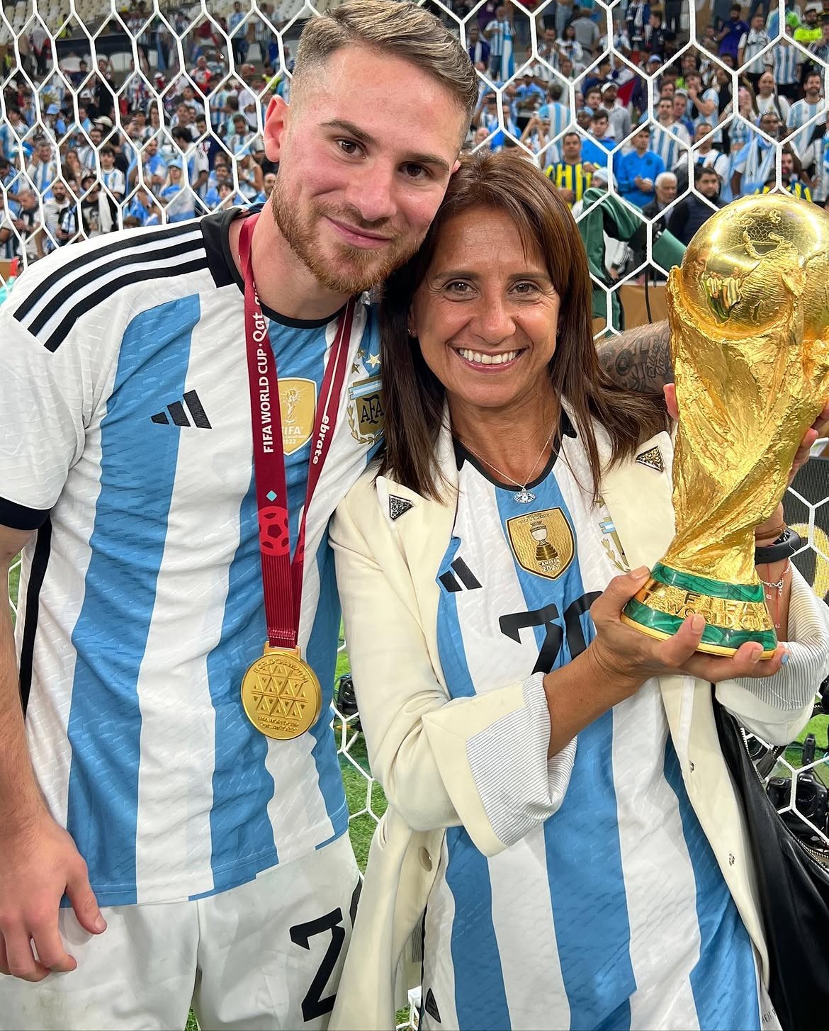 Mãe de meia da Argentina recebe críticas por se recusar a cantar música contra a Inglaterra; entenda polêmica
