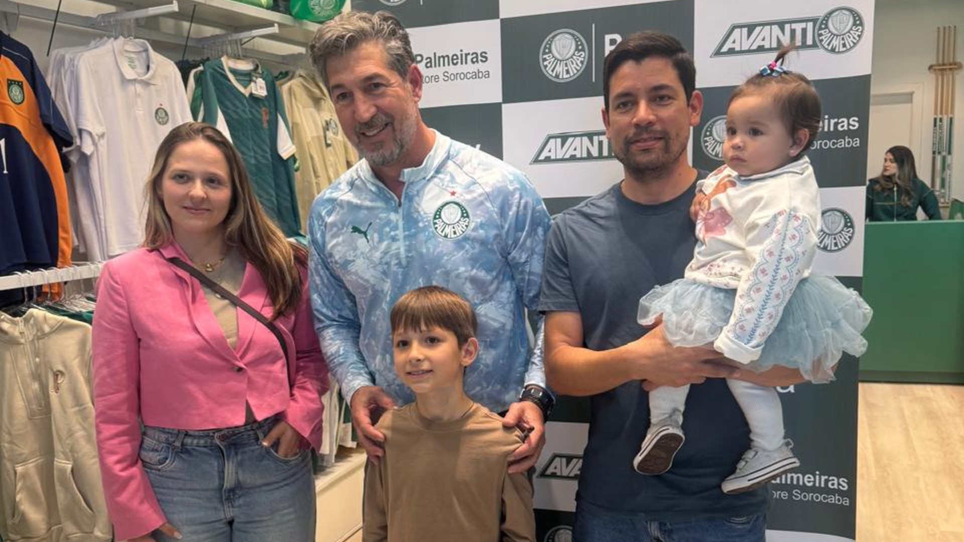 Ídolo do Palmeiras, Sérgio distribui autógrafos a torcedores em Sorocaba