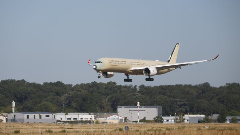 Avião de rota mais longa do mundo bate recorde com voo direto de 24 horas