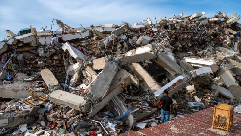 Uma semana após terremotos, Venezuela procura sobreviventes entre a fome e o desespero
