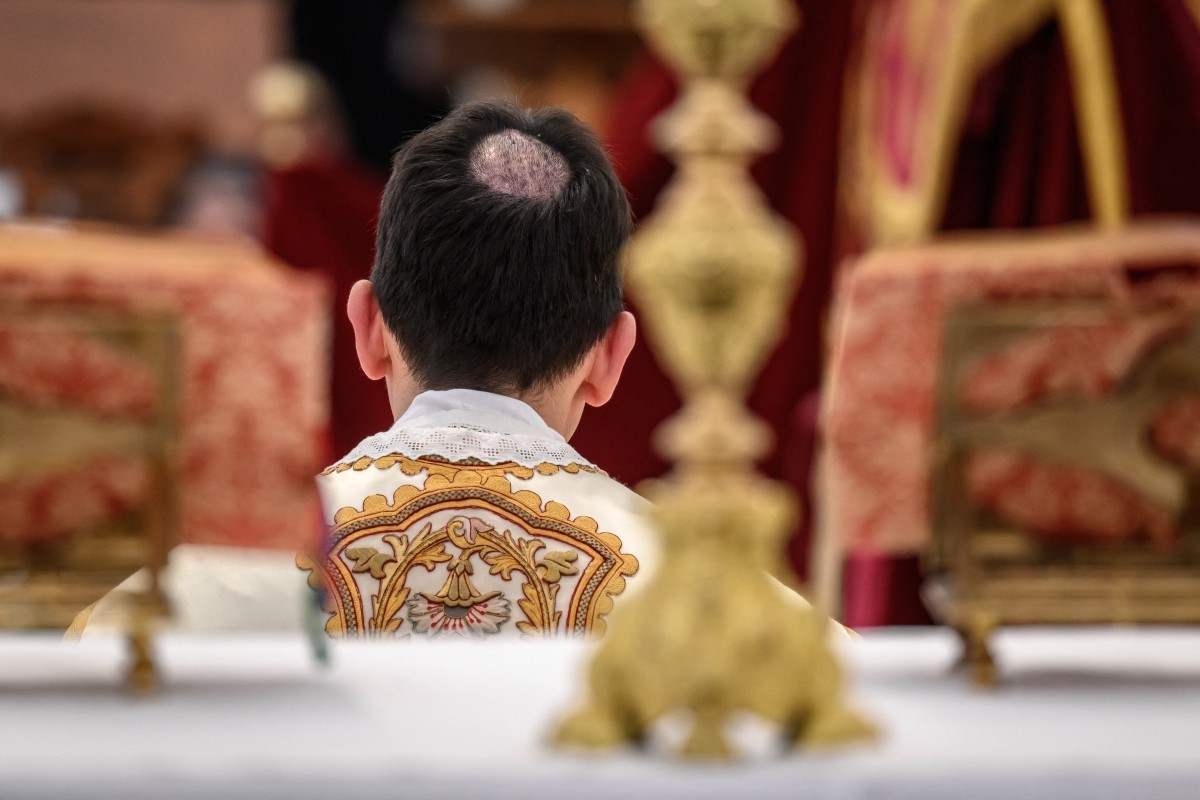 Missa em latim, padre de costas e ordenação de bispos: entenda a crise entre Leão XIV e grupo católico ultraconservador