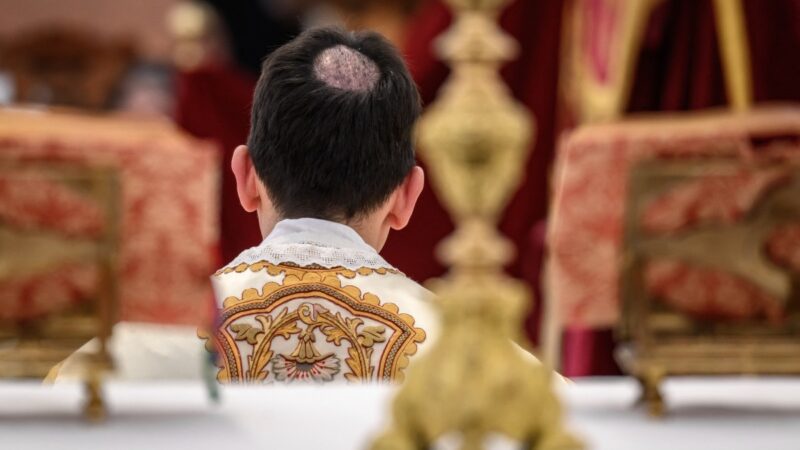 Após excomunhão, padre de grupo ultraconservador aposta em retorno à Igreja sob ‘outro papa’