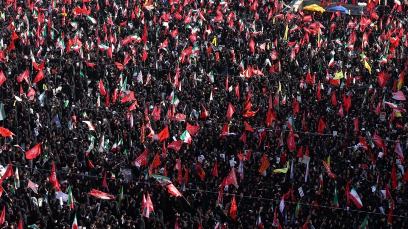 Funeral de Ali Khamenei: Milhares de fiéis comparecem à cerimônia exigindo ‘vingança’ contra Trump