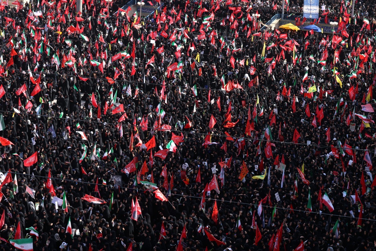 Funeral de Ali Khamenei: Milhares de fiéis comparecem à cerimônia exigindo ‘vingança’ contra Trump