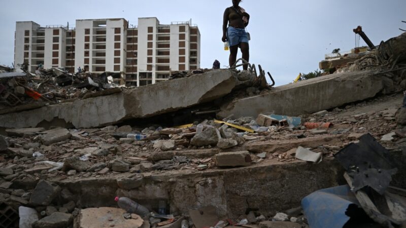 ‘A vida parou’: venezuelanos cavam entre escombros duas semanas após terremoto